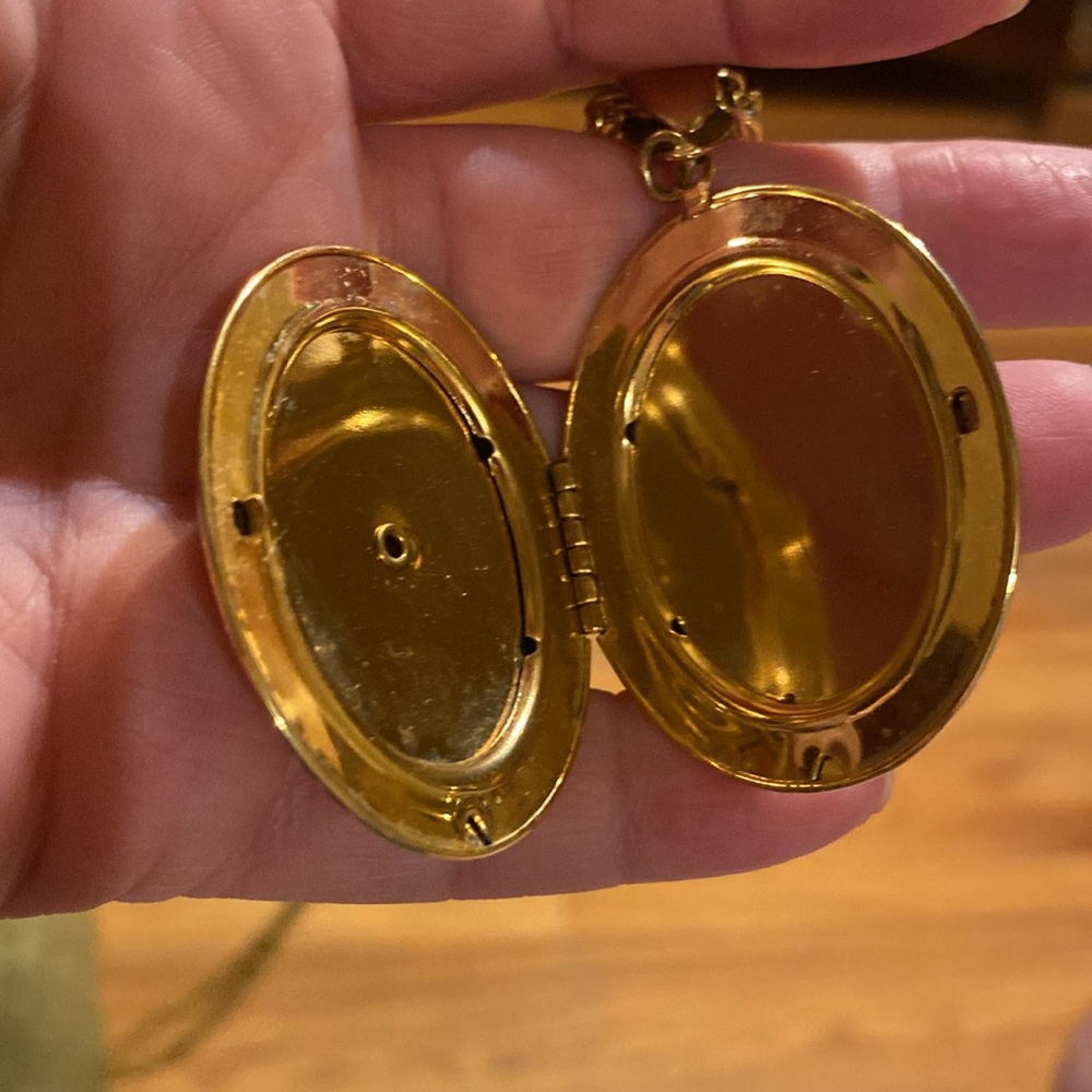Vintage Victorian Gold Tone Locket Necklace with Romantic Scene - Picture 4 of 9
